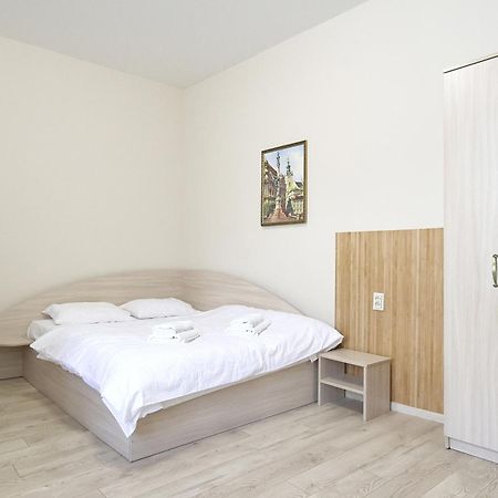 Buk Apartments On Doroshenka 25 Lviv Bagian luar foto