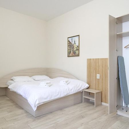 Buk Apartments On Doroshenka 25 Lviv Bagian luar foto
