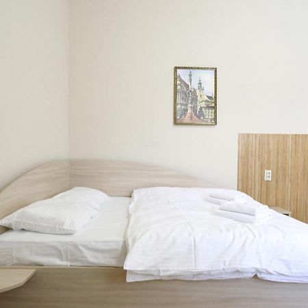 Buk Apartments On Doroshenka 25 Lviv Bagian luar foto