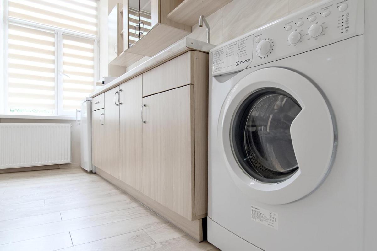 Buk Apartments On Doroshenka 25 Lviv Bagian luar foto