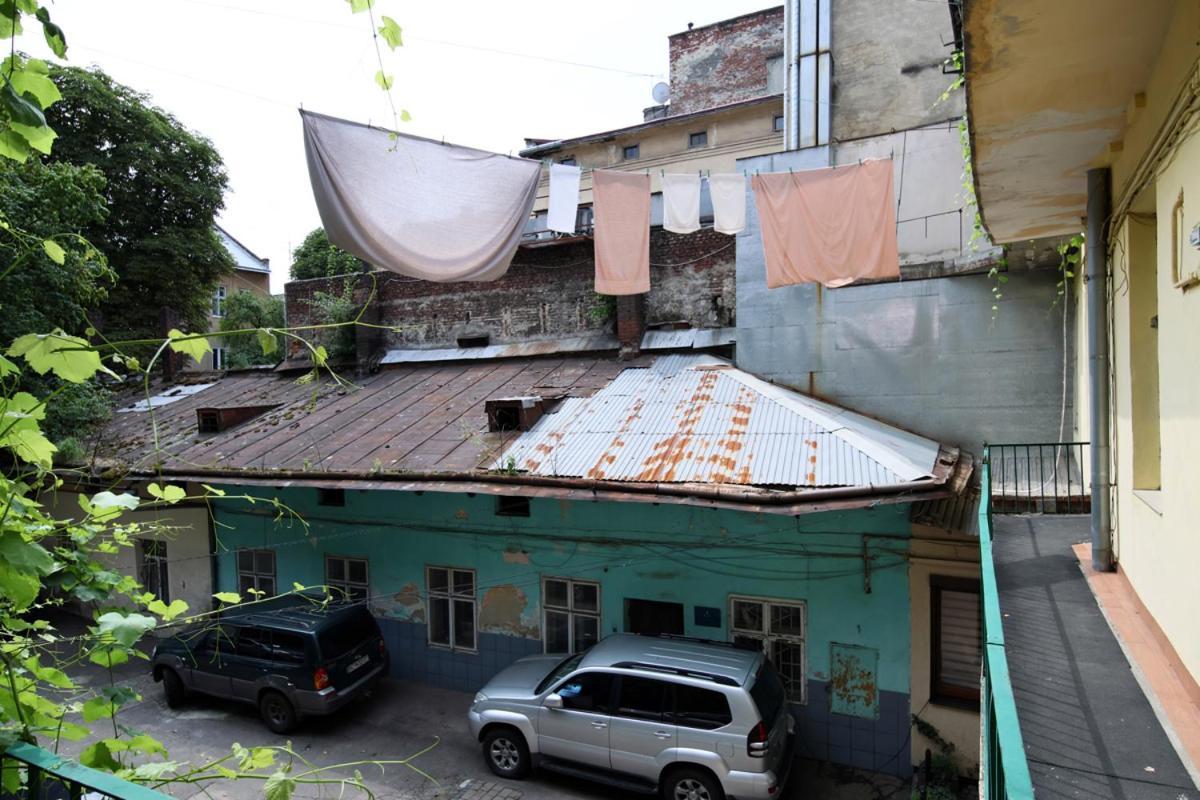 Buk Apartments On Doroshenka 25 Lviv Bagian luar foto