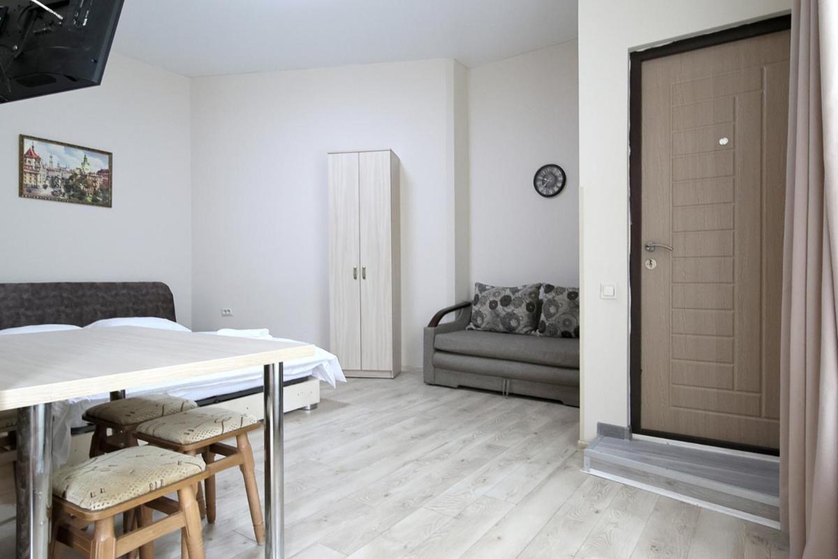 Buk Apartments On Doroshenka 25 Lviv Bagian luar foto