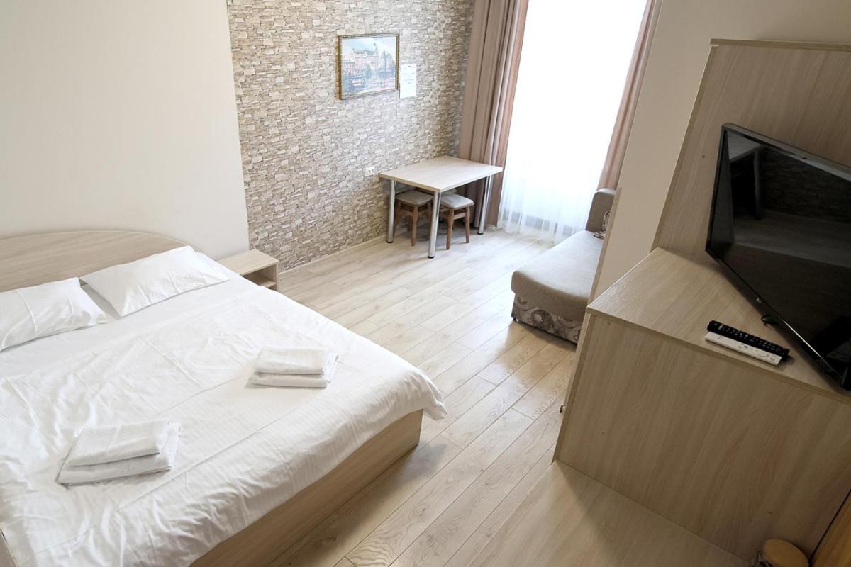 Buk Apartments On Doroshenka 25 Lviv Bagian luar foto