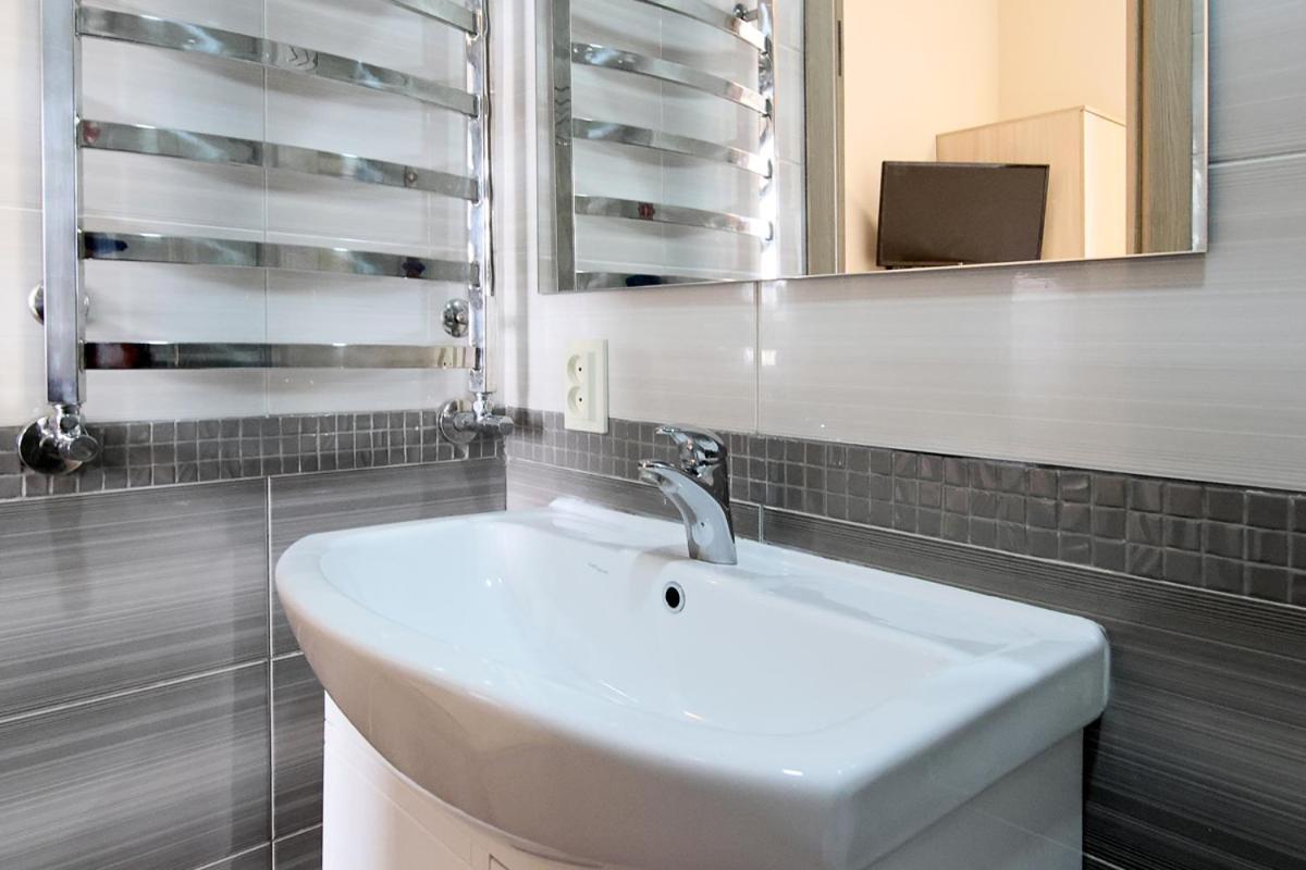 Buk Apartments On Doroshenka 25 Lviv Bagian luar foto