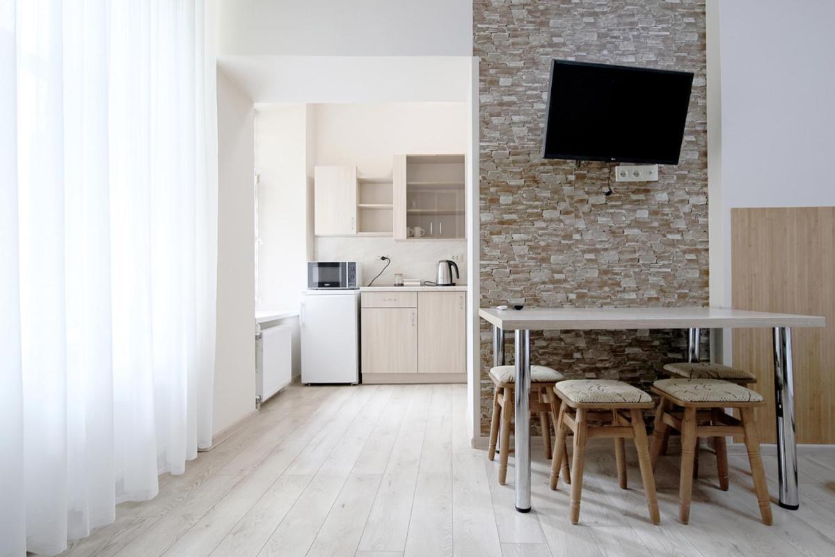 Buk Apartments On Doroshenka 25 Lviv Bagian luar foto