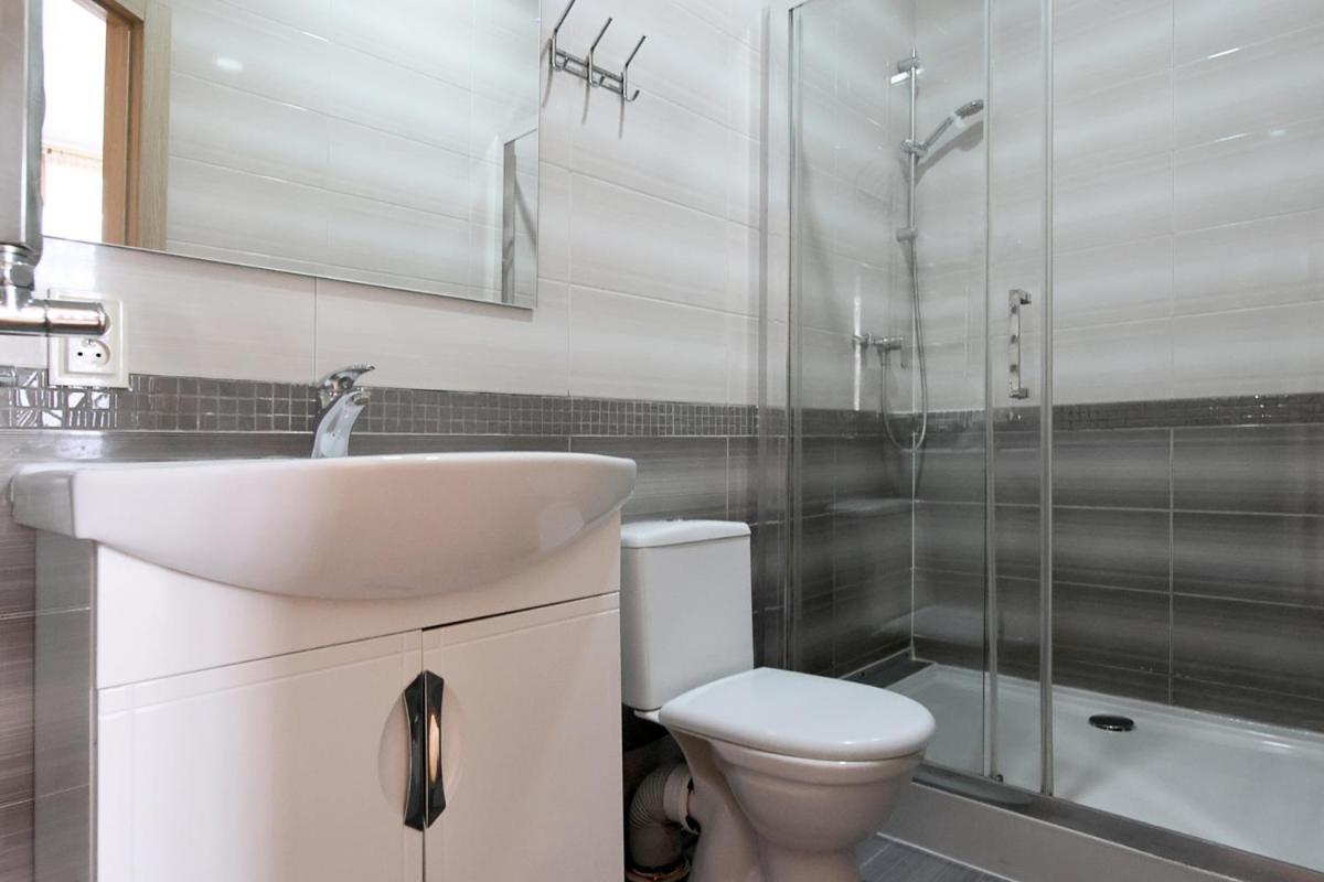 Buk Apartments On Doroshenka 25 Lviv Bagian luar foto
