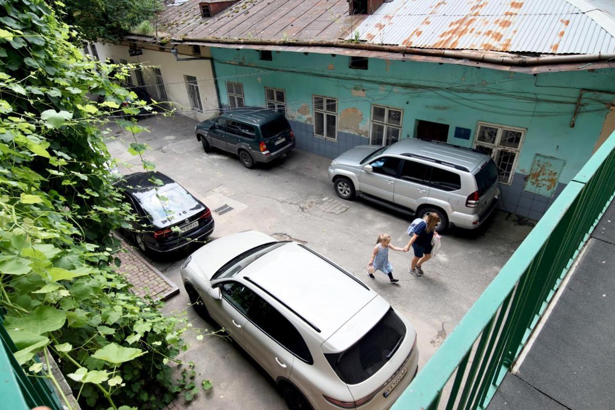 Buk Apartments On Doroshenka 25 Lviv Bagian luar foto