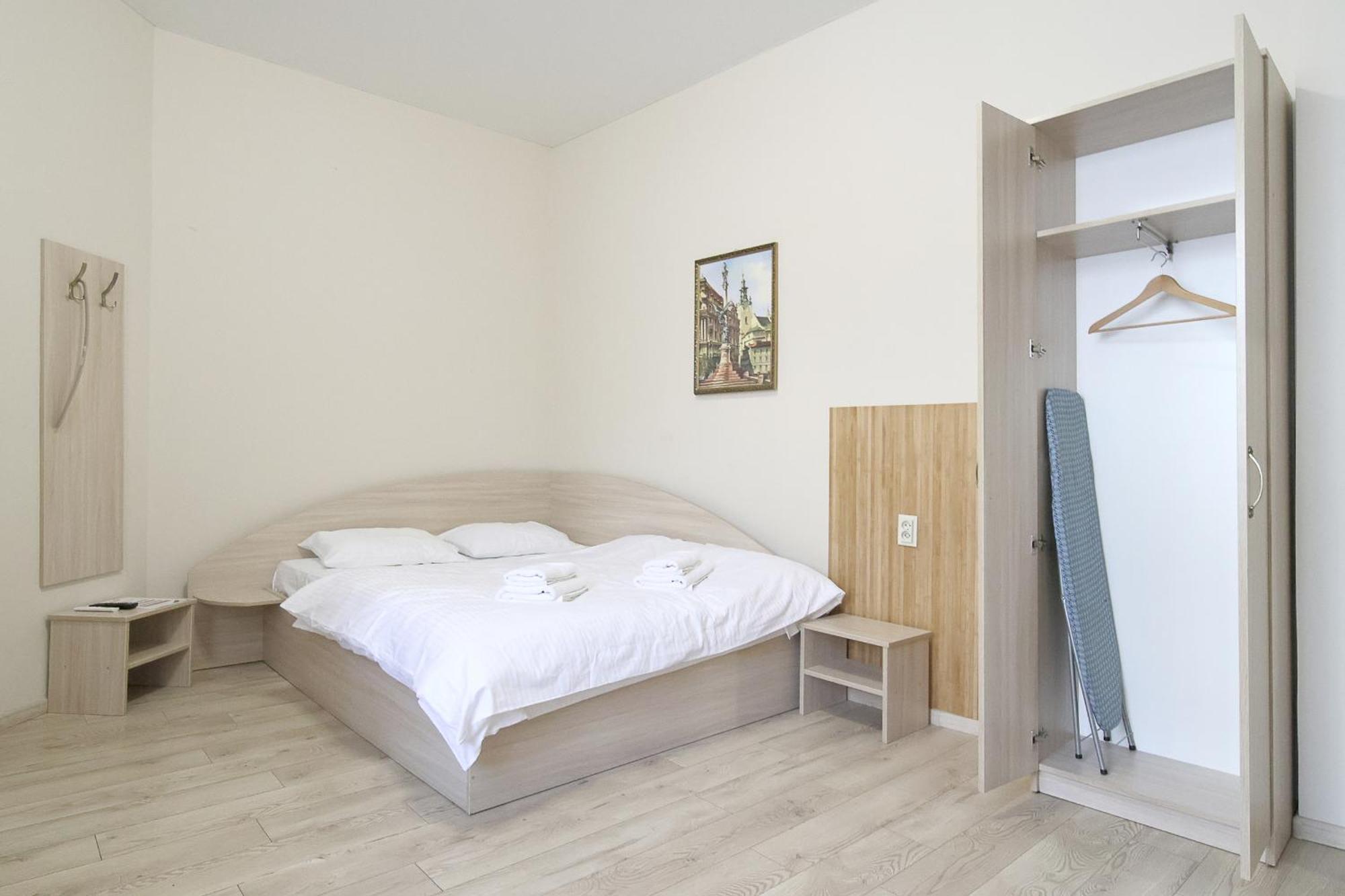 Buk Apartments On Doroshenka 25 Lviv Bagian luar foto