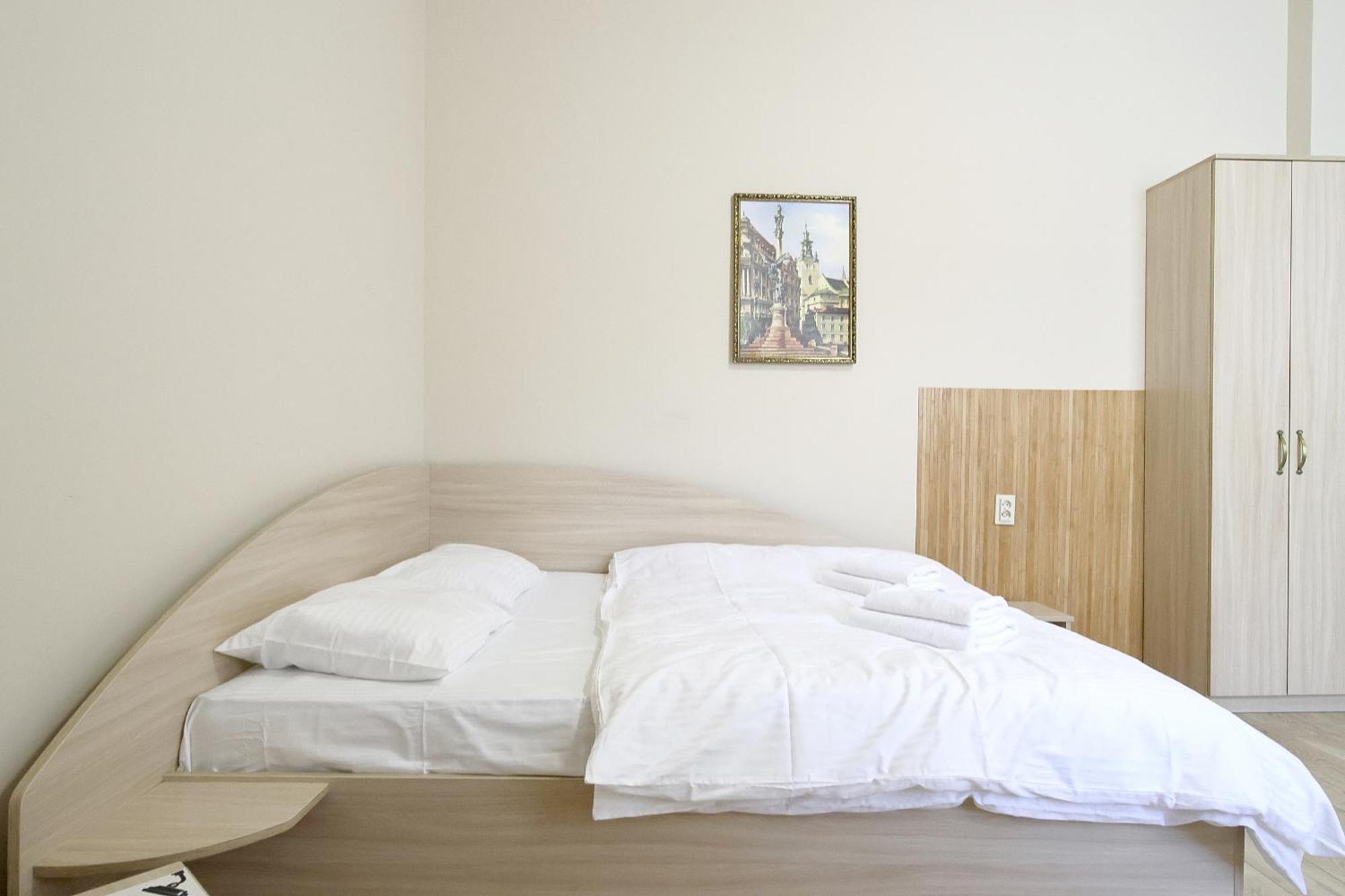 Buk Apartments On Doroshenka 25 Lviv Bagian luar foto
